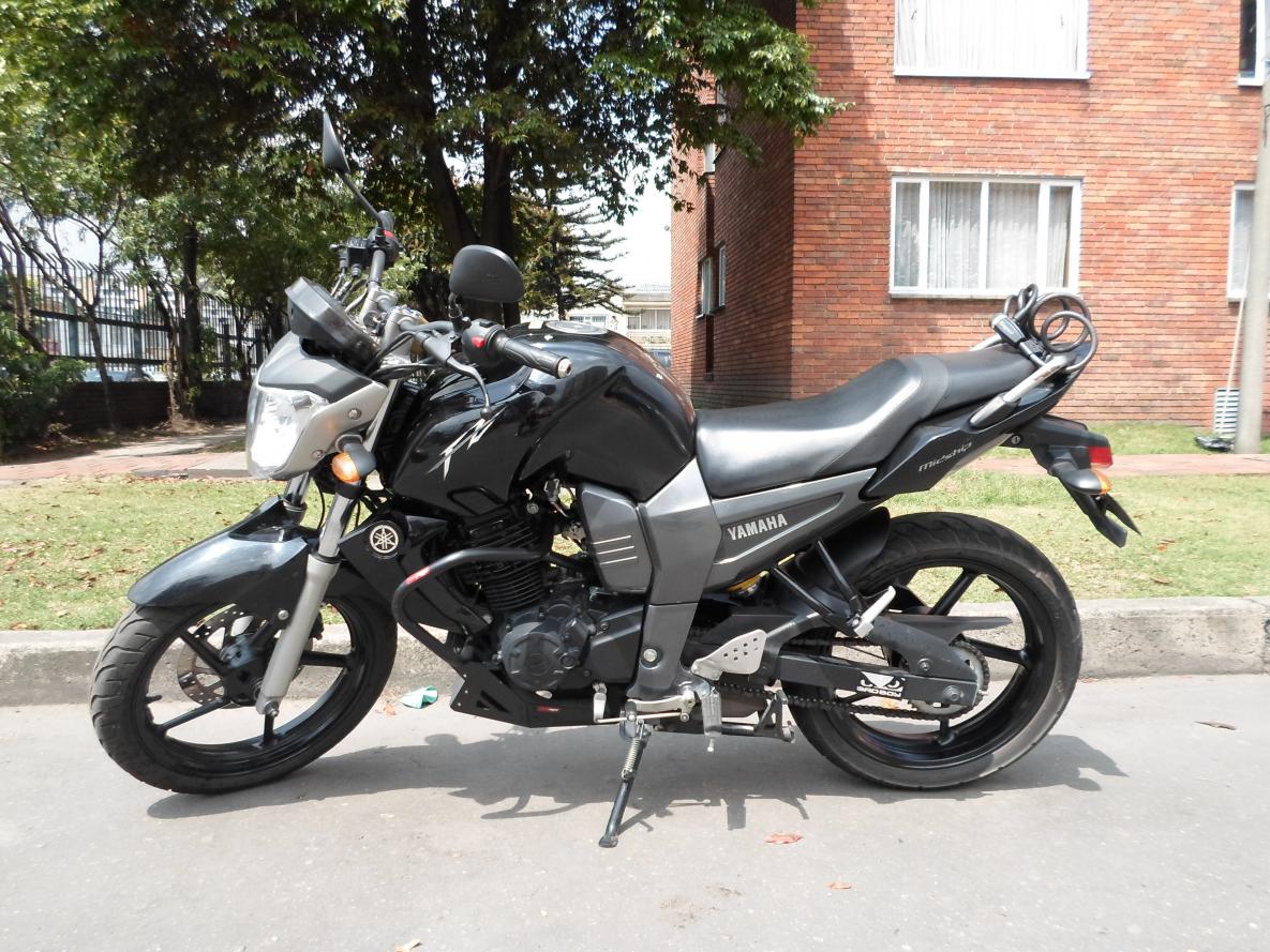 Manual de Moto Yamaha 1ES2 2012 DESCARGAR GRATIS