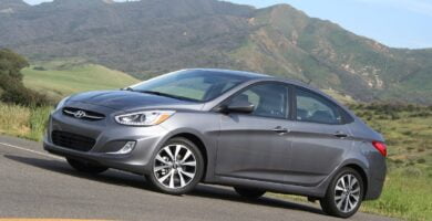 Manual HYUNDAI ACCENT 2015 de Usuario