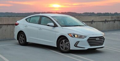 Manual HYUNDAI ELANTRA 2017 de Usuario